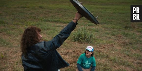 "Stranger Things": Eddie (Joseph Quinn) usou escudo de pregos e lança na batalha final, enquanto Kas, o vampiro de Dungeons & Dragons, usa uma espada e um escudo de espinhos