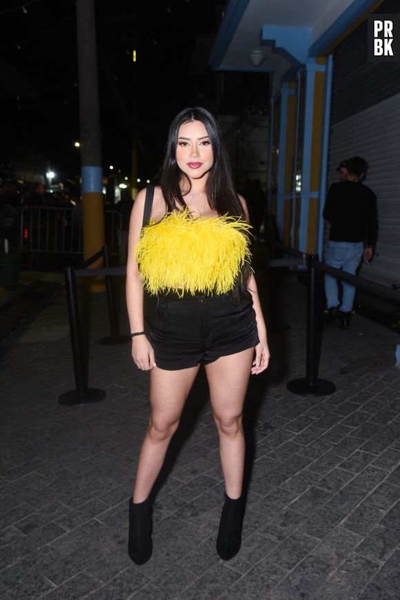 Luísa Sonza: plumas são trend de 2000 e também apareceram na festa