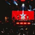 Manu Gavassi mostra estrela branca na sua turnê "Eu Só Queria Ser Normal"