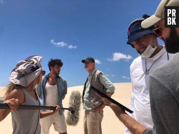 Diretor artístico de "Travessia', Mauro Mendonça Filho, compartilha foto com Chay Suede e Marcos Caruso gravando no Maranhão