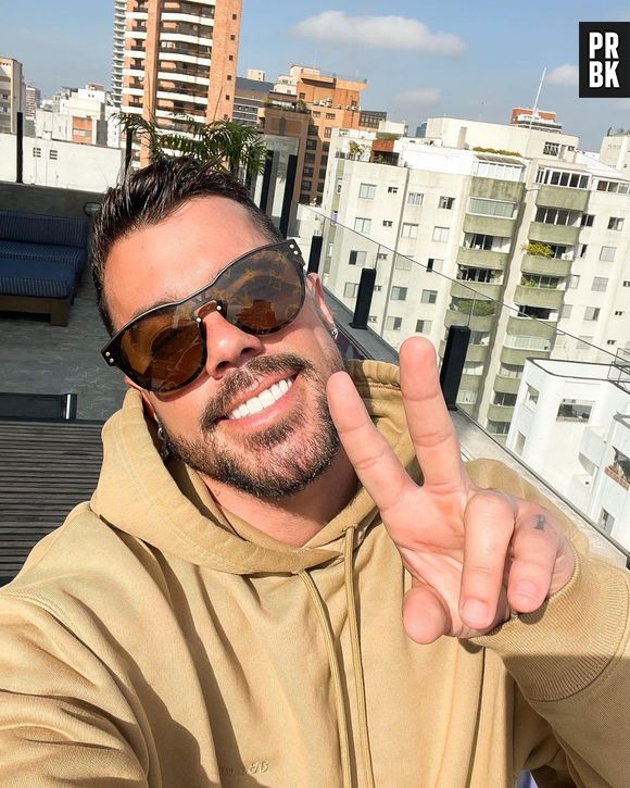 Lipe Ribeiro está confinado no "De Férias com o Ex: Celebs", no Caribe