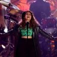 Alessia Cara canta em "October" sobre um amor de um mês que não quer que acabe