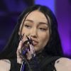 Noah Cyrus lançou "July", uma canção que fala sobre um relacionamento difícil de deixar