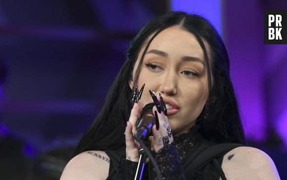 Noah Cyrus lançou "July", uma canção que fala sobre um relacionamento difícil de deixar