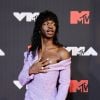 Lil Nas X arrasou com look lilás no tapete do VMA de 2021