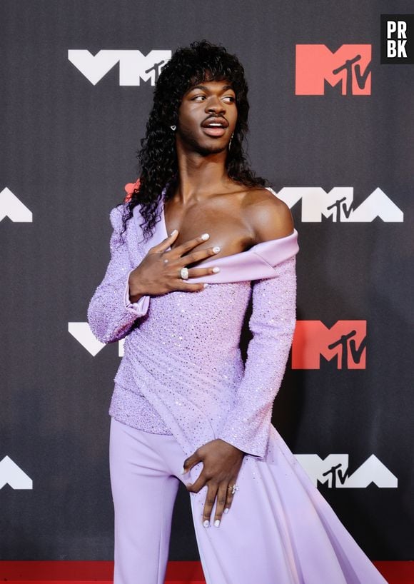 Lil Nas X arrasou com look lilás no tapete do VMA de 2021