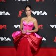 Para o VMA de 2021, Camila Cabello foi com look rosa e vermelho