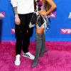 Ariana Grande e Pete Davison no VMA de 2018. Cantora foi com look metálico 