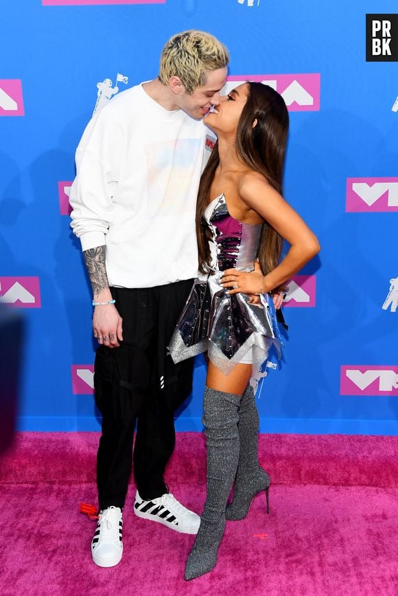 Ariana Grande e Pete Davison no VMA de 2018. Cantora foi com look metálico 