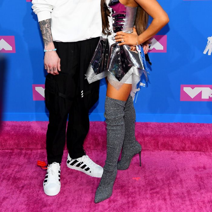 Ariana Grande e  Pete Davison no VMA de 2018. Cantora foi com look metálico  