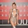 Miley Cyrus com look ousado no VMA de 2015