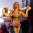 Britney Spears fez história com look ousado no palco do VMA de 2001