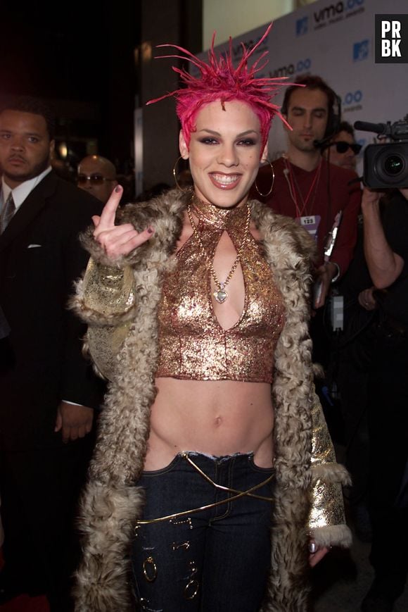 Pink no VMA dos anos 2000. Cintura baixa que fala, né?