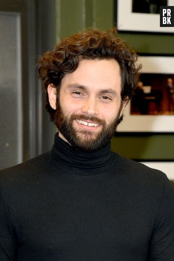 Jornalista Devin Faraci critica escolha de Penn Badgley como Reed Richards em "Quarteto Fantástico" por ele ser branco e Marvel se recusar a quebrar padrões