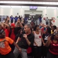 Ao som de "Uptown Funk", do Bruno Mars, professor coloca todos seus alunos para dançar!