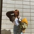 Assim que saiu do "BBB22", Jade Picon foi presenteada com flores pelos fãs. Para receber os mimos, fez um clique com a jaqueta com a letra Z chamando atenção