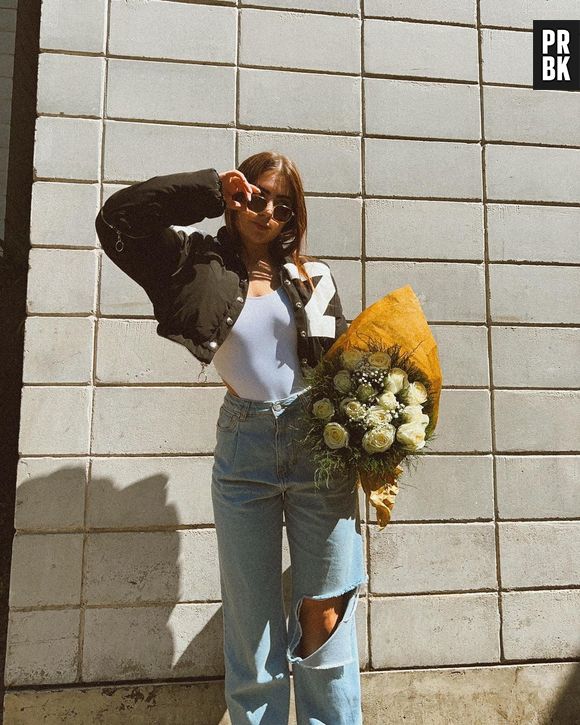 Assim que saiu do "BBB22", Jade Picon foi presenteada com flores pelos fãs. Para receber os mimos, fez um clique com a jaqueta com a letra Z chamando atenção