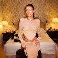 Bruna Marquezine  investiu em um conjunto na cor nude by   Atelier Versace 
