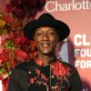 Aloe Blacc marcou presença com peça estampada com textura 