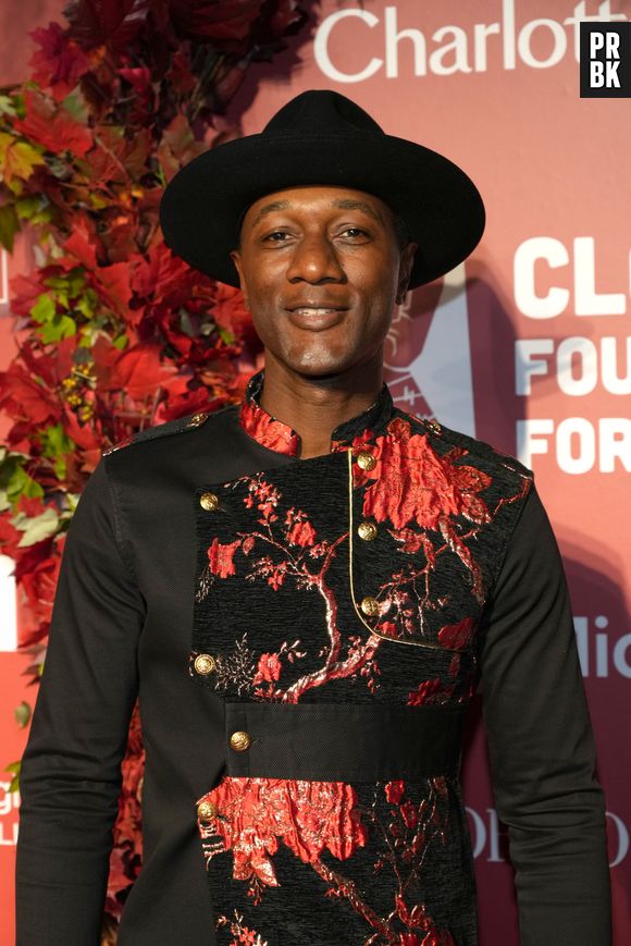 Aloe Blacc marcou presença com peça estampada com textura 