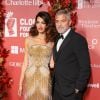 George e Amal Clooney, que estava de vestido do Atelier Versace