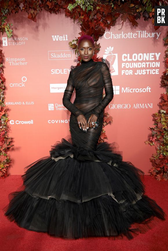 Jodie Turner-Smith estava com peça de Christian Siriano