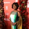 Alfre Woodard também foi com look mais colorido ao evento 