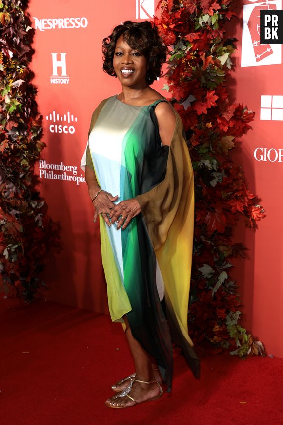 Alfre Woodard também foi com look mais colorido ao evento 