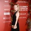 Stephanie March optou por misturar preto com bolsa dourada