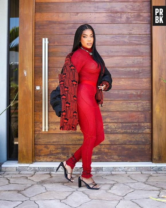 Ludmilla gosta de apostar em vermelho para looks coloridos