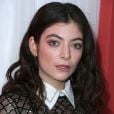 Cantora Lorde aparece com espinhas em premiação e chama atenção