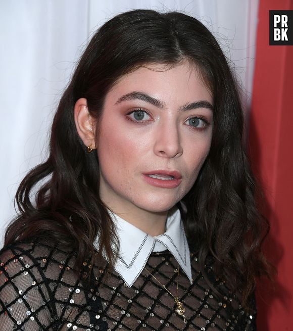 Cantora Lorde aparece com espinhas em premiação e chama atenção