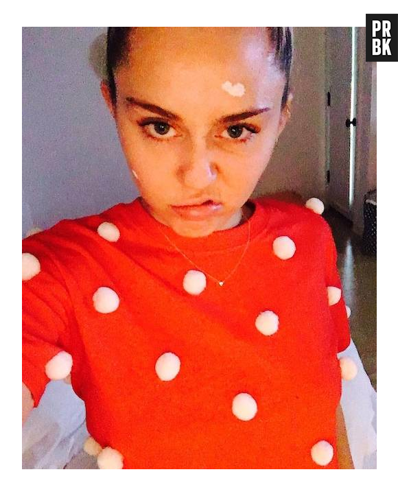 Miley Cyrus exibe rosto com acne em foto sem filtro