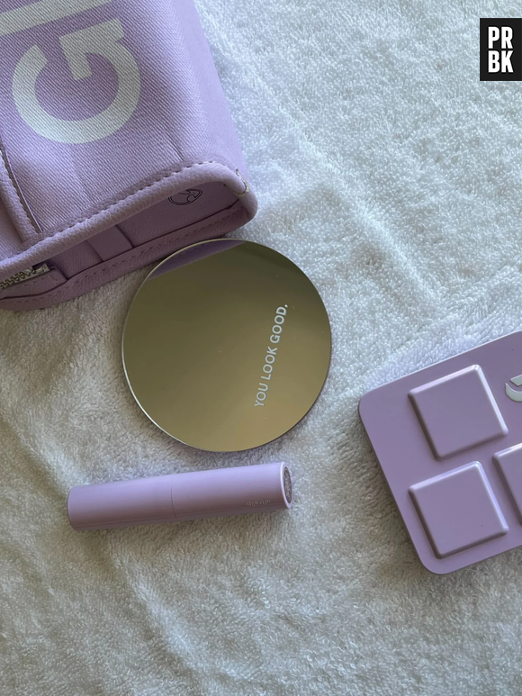 Olivia Rodrigo lança coleção de maquiagem com a Glossier que conta com um batom, uma paleta de sombras e uma nécessaire