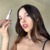 Coleção de maquiagem da Glossier com Olivia Rodrigo conta com produtos leves, que realçam uma aparência natural e brilhante