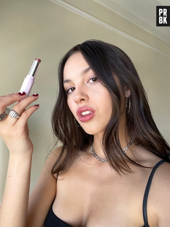 Coleção de maquiagem da Glossier com Olivia Rodrigo conta com produtos leves, que realçam uma aparência natural e brilhante