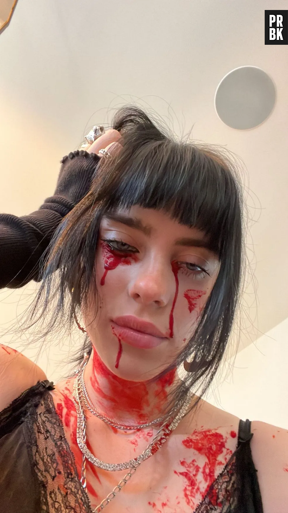 Billie Eilish também foi com outro look sombrio no Halloween