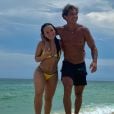 Larissa Manoela curte praia com o namorado, o ator André Luiz Frambach