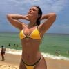 Larissa Manoela usa biquíni com as cores do Brasil