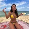 Larissa Manoela exibe corpo de biquíni de fita na praia