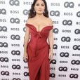 GQ Men Of The Year 2022:  Salma Hayek foi com vestido vermelho  