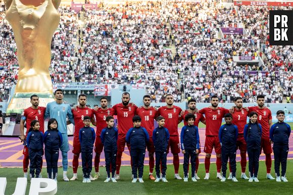 Jogadores do Irã não cantaram hino, em defesa do movimento das iranianas, em 1º jogo da Copa do Mundo 2022