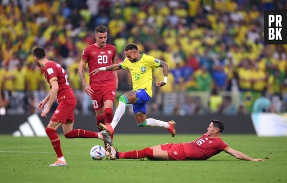 Neymar se machucou aos 22 minutos do 2º tempo de jogo quando disputava a bola na entrada da área na partida contra a Sérvia.