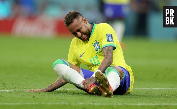 Neymar foi visto mancando em vestiário