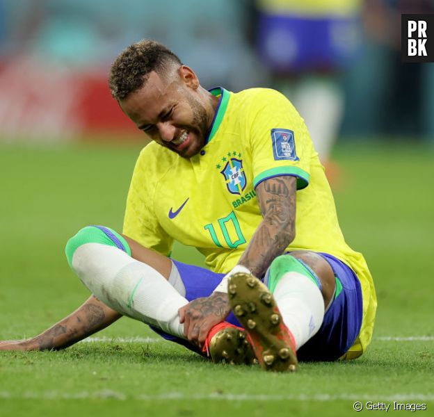 Neymar foi visto mancando em vestiário