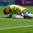 Neymar sente dor no tornozelo durante partida