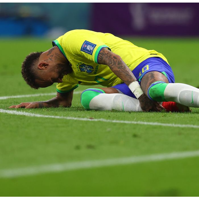 Neymar sente dor no tornozelo durante partida