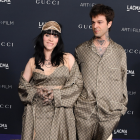 Billie Eilish aparece de mãos dadas com vocalista do The Neighbourhood