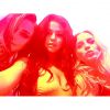 Selena Gomez posa com amigas nos bastidores do clipe da música "I Want You To Know"