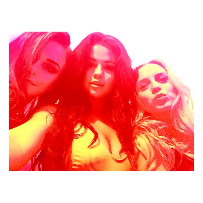  Selena Gomez posa com amigas nos bastidores do clipe da m&amp;uacute;sica &quot;I Want You To Know&quot; 